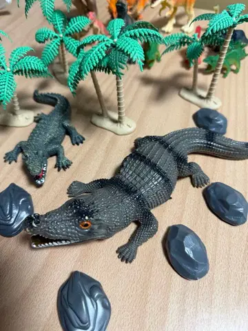 악어 피규어 2개 세트와 부속품