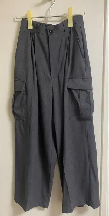 MERI 미 턱 카고 팬츠 차콜 그레이