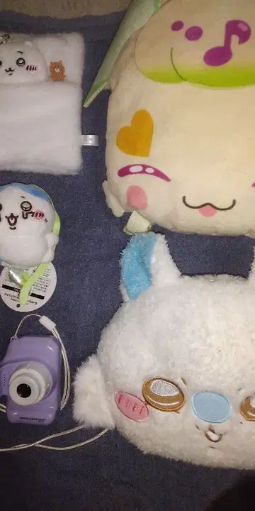 귀여운 캐릭터 봉제 인형과 카메라