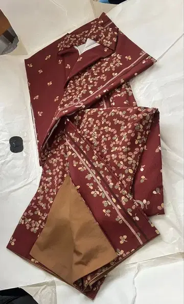 홍갈색 꽃무늬 코몬 기모노