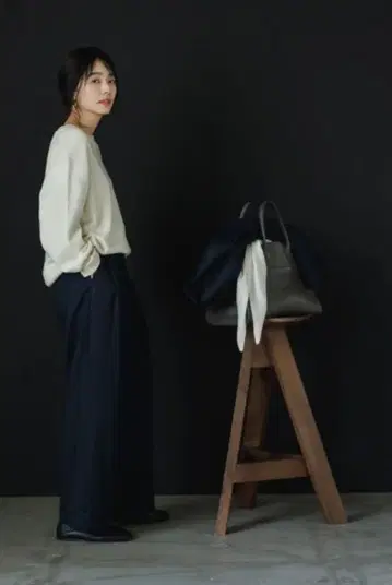 [새상품] deres back line crew neck sweater