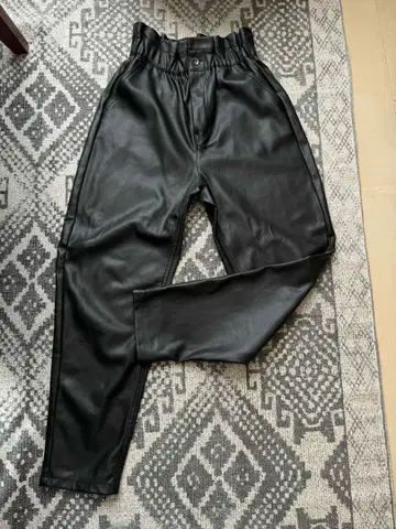 블랙 합성 피혁 슬림 핏 팬츠