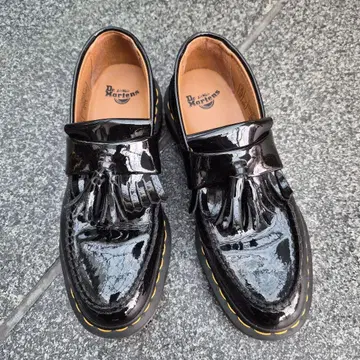 새상품급 Dr. Martens 블랙 로퍼 EU 38
