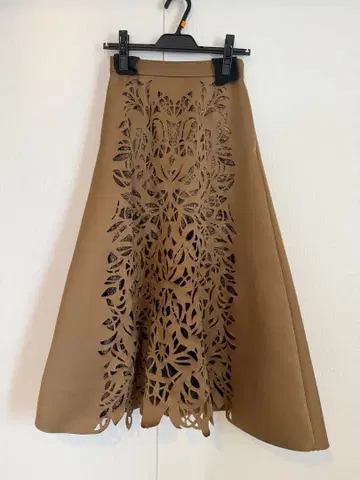 AMERI 컷 아웃 디자인 플레어 스커트 브라운