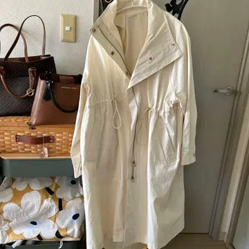 아이보리 후드 부착 트렌치코트
