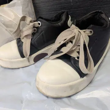 블랙 화이트 스니커즈