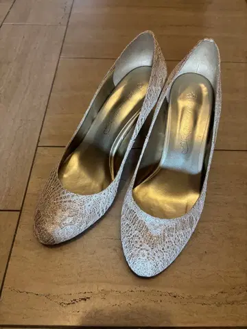 골드 라메 화이트 레이스 자수 힐