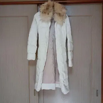 러그 퍼 부착 다운 코트