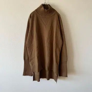 MAITRESSE 하이넥 슬릿 니트 스웨터