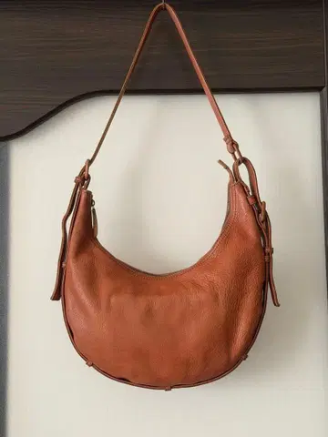 genten 브라운 가죽 하프문 숄더백