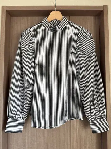 [미사용 새상품] Lui's 하이넥 블라우스 / 셔츠