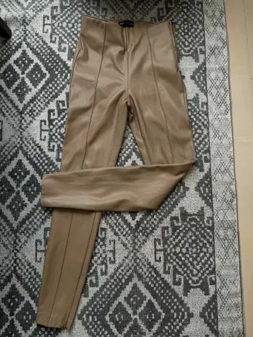 베이지 합성 피혁 하이웨스트 팬츠