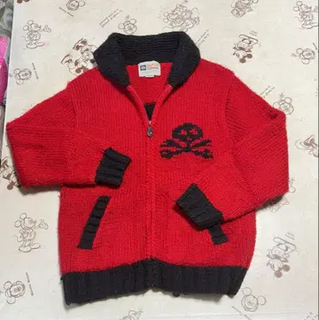 빨간색과 블랙의 해골 디자인 니트 스웨터