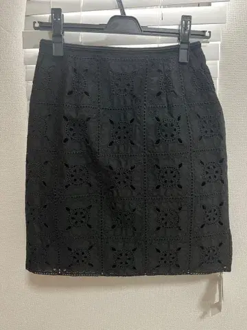 릴리 브라운 자수 모티브 블랙 타이트 스커트 블랙 택 포함 미사용 새상품