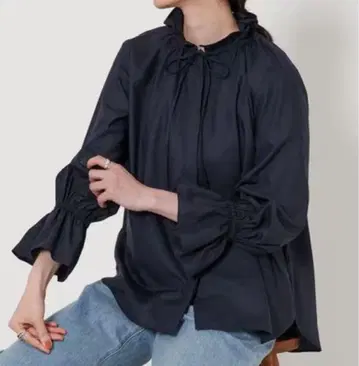 UNITED ARROWS 프릴 칼라 플레어 슬리브 블라우스