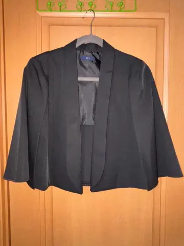 블랙 테일러드 자켓 플레어 슬리브