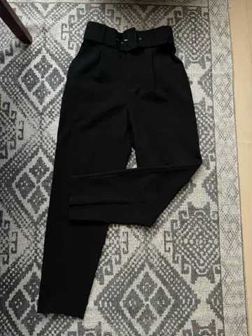 벨트 포함 블랙 캐주얼 팬츠