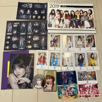 TWICE 트레이딩 카드 스티커 캔뱃지 등