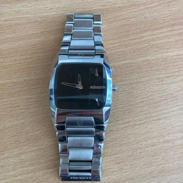 Nixon 실버 스퀘어 손목시계