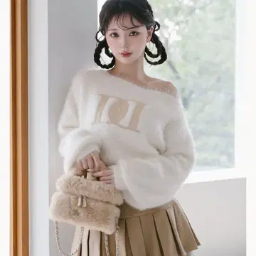 DD 로고 원숄더 니트탑