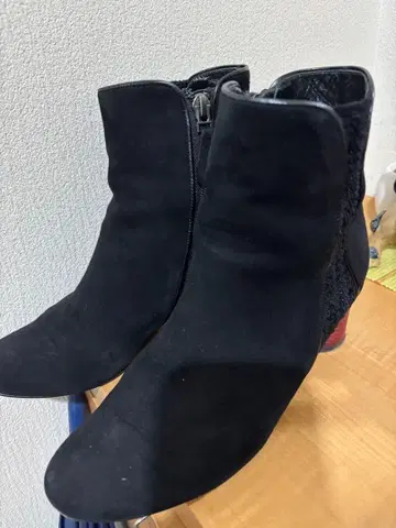 블랙 스웨이드 앵클부츠 빨간색 힐