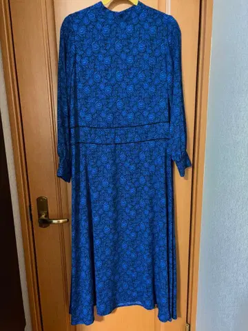 파란 꽃무늬 긴팔 원피스