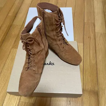 클락스 23.5 스웨이드 부츠