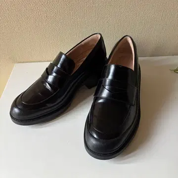 새상품급 콜한 통굽 가죽 코인 로퍼 블랙 24cm