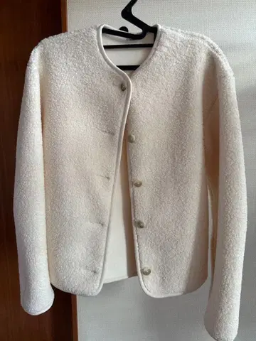 화이트 보아 자켓 버튼 포함