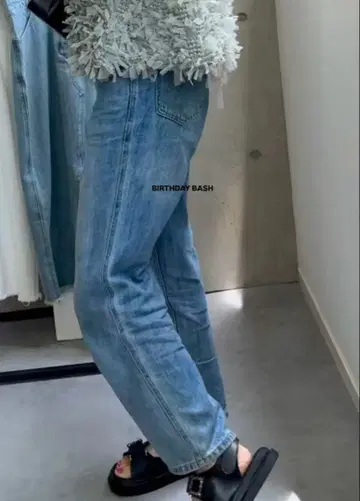 [ 새상품급 ] 벌스데이 바쉬 스트레이트 데님 팬츠