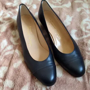 미사용 타니노 크리스치 네이비 펌프스 36