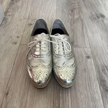 오리엔탈 트래픽 실버 통굽 신발