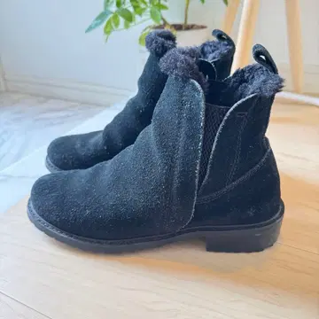 EMU 블랙 퍼 달린 스웨이드 숏부츠