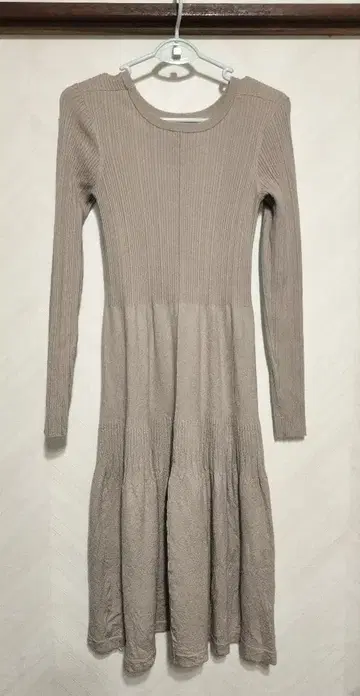 emmi atelier 베이지 계열 니트 롱 원피스 Free