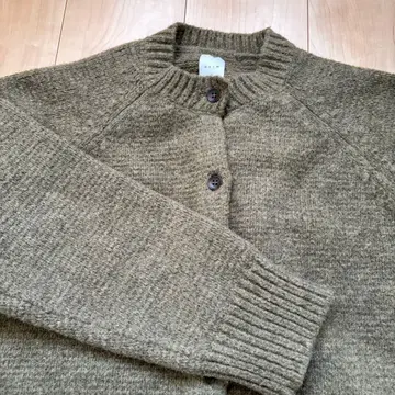 휴일과 시 마롱 타르트 가디건