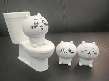 화장실 모양 피규어와 치이카와(먼작귀) 캐릭터 세트