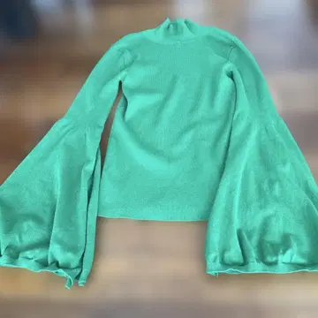 LE PHIL 그린 플레어 소매 니트