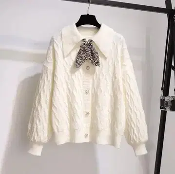 아이보리 케이블 짜임 니트 스웨터