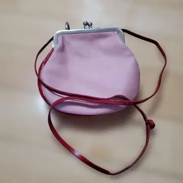 핑크와 빨간색의 2컴파트먼트 숄더백