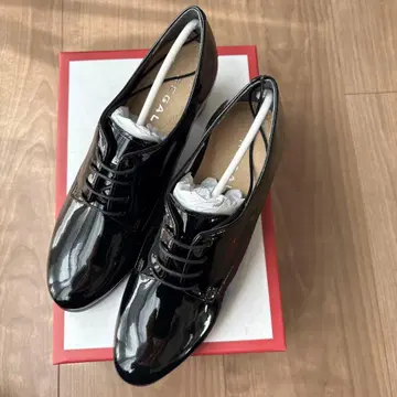 블랙 에나멜 로퍼 중간 힐