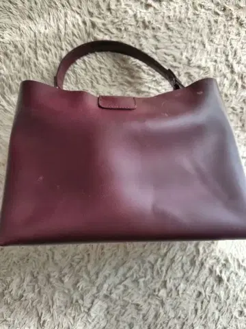 버건디 가죽 숄더백