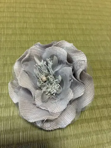 코사지 라이트 그레이 꽃