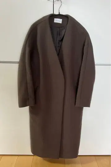 그린 레이블 릴랙싱 브라운 롱 코트