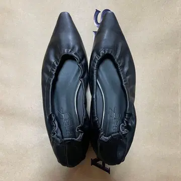 블랙 가죽 스틸레토 플랫슈즈