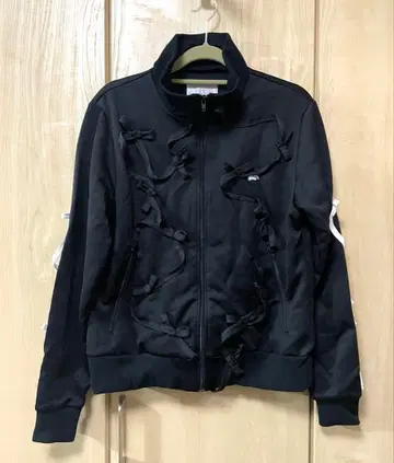 keisuke kanda 리본으로 뒤덮인 저지 상의