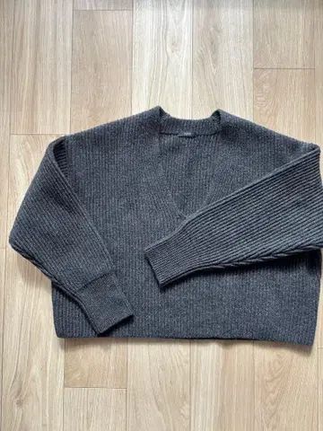 YLEVE 다크 그레이 V넥 크롭 스웨터