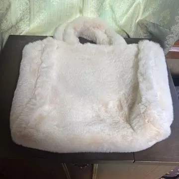 화이트 퍼 토트백