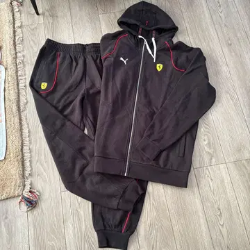 미사용 새상품 Puma 페라리 로고 후드티와 팬츠 세트