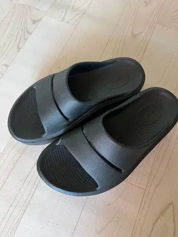 Oofos 블랙 샌들 통굽 22cm