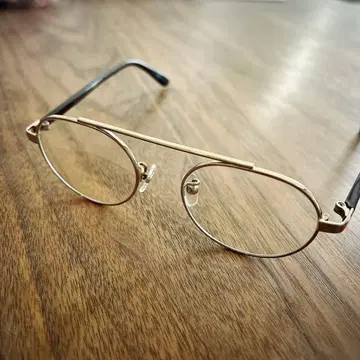 골드 프레임 타원형 안경